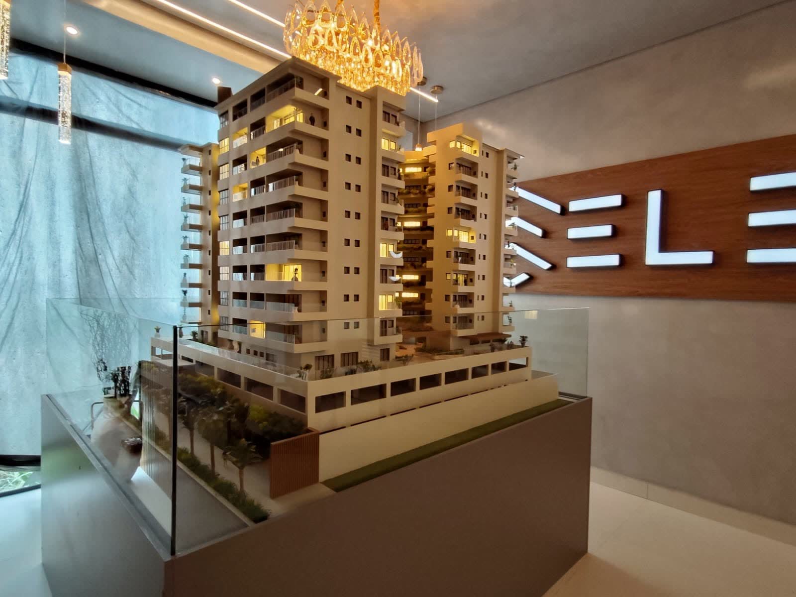 Maquete do Praie Elevate no stand de vendas em Massaguaçu